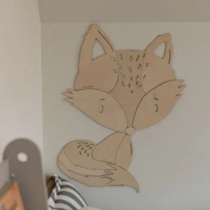 Decorazione da parete in legno naturale a forma di volpe con dettagli tagliati al laser, ideale per la cameretta.