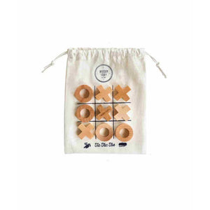 Tic-Tac-Toe-Spiel aus Holz mit Natur-X- und O-Steinen in einem Baumwollbeutel, konzipiert für bildschirmfreies Spiel und Montessori-inspiriertes Lernen.