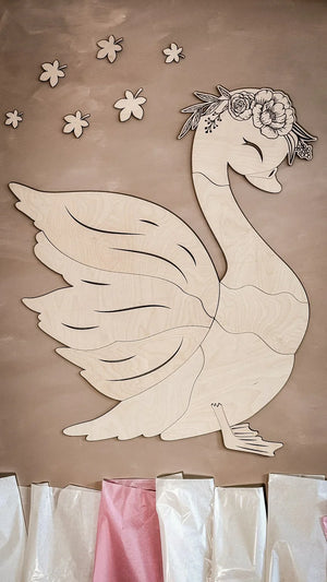 Decorazione da parete in legno a forma di cigno con corona floreale e dettagli floreali, finitura naturale, decorazione per nursery