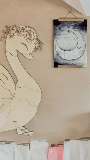 Decorazione da parete in legno a forma di cigno con corona floreale, finitura in legno naturale, arte da parete per nursery