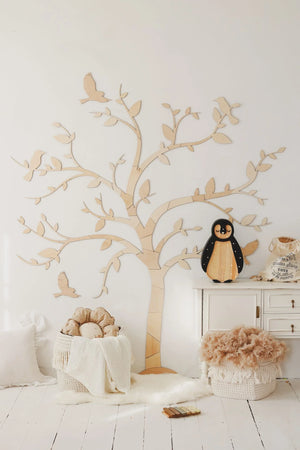 Décoration murale en bois représentant un arbre avec branches, feuilles et oiseaux, finition naturelle