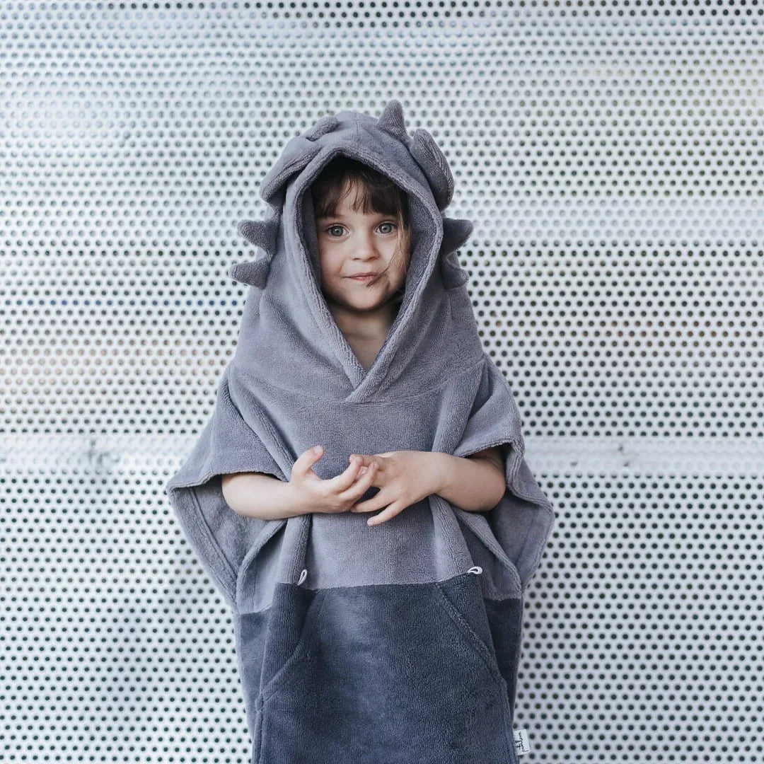 Poncho de baño gris para niños con capucha y divertidas púas de dragón, confeccionado en suave tejido de rizo.