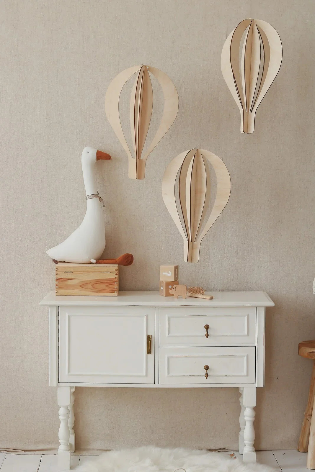 Ensemble de trois décorations murales 3D montgolfières en bois clair naturel, déco pour enfant