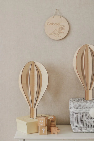 Ensemble de trois décorations murales 3D montgolfières en bois naturel sur fond beige