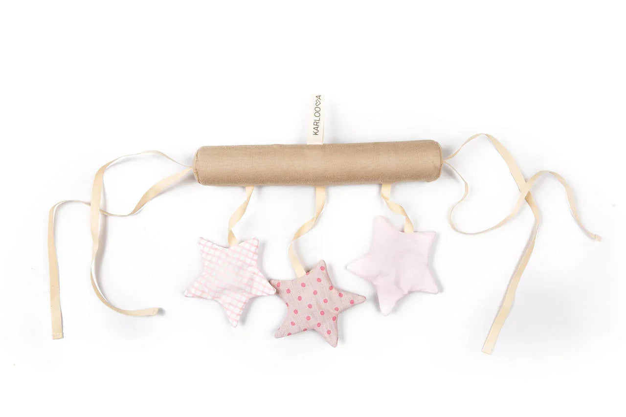 Mobile artisanal pour chambre d'enfant avec étoiles en tissu doux à motifs roses et attaches beiges