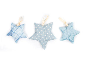 Set de tres decoraciones infantiles de tela en forma de estrella azul con patrones de cuadros, lunares y texturas.