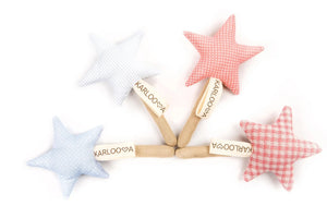 Set de cuatro sonajeros de tela para bebé en forma de estrella con patrones en rosa y azul, con etiquetas Karloova.