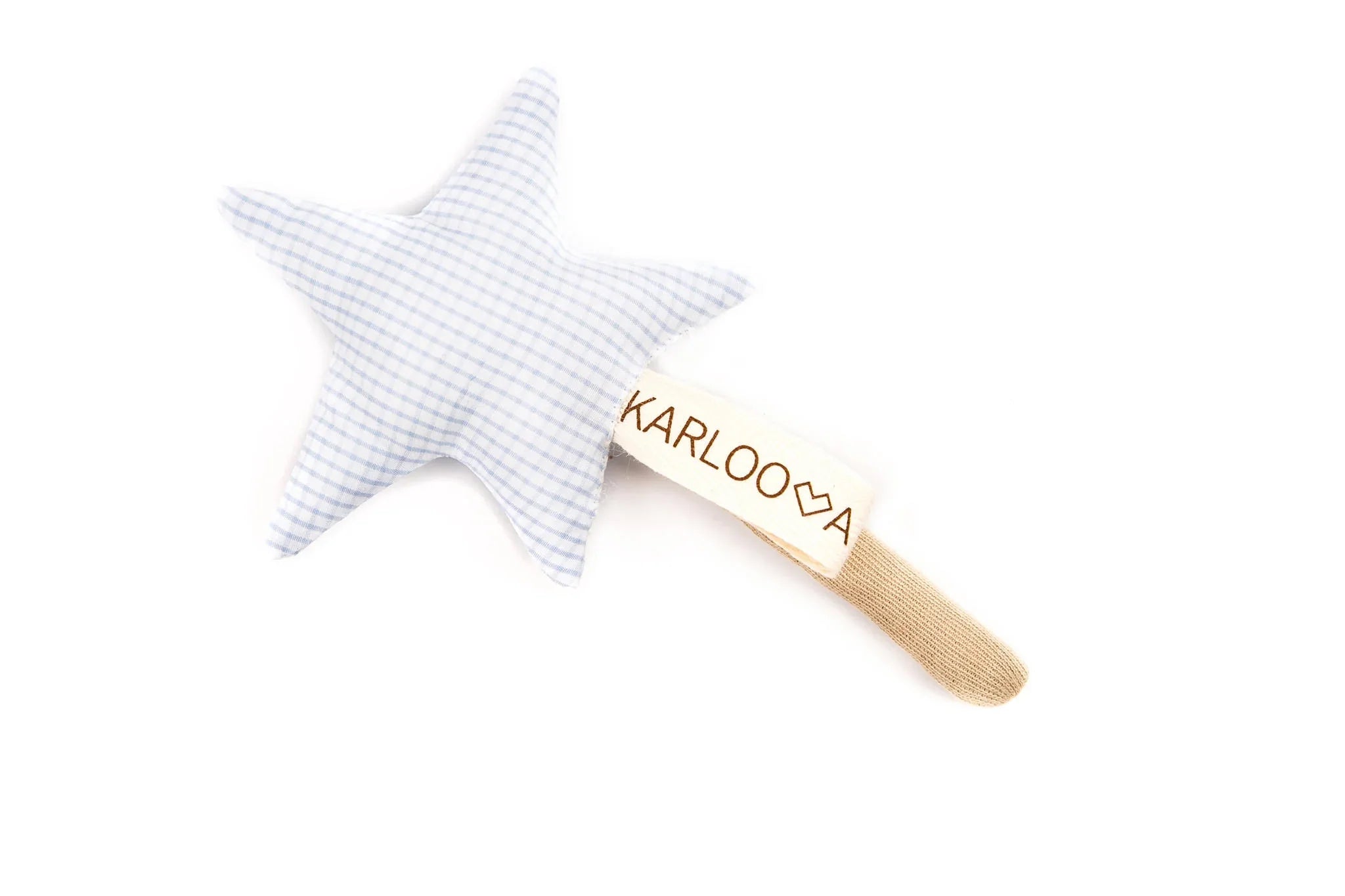Sonajero de tela para bebé en forma de estrella de cuadros vichy azules con mango beige y etiqueta con logo.
