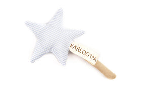 Sonajero de tela para bebé en forma de estrella de cuadros vichy azules con mango beige y etiqueta con logo.