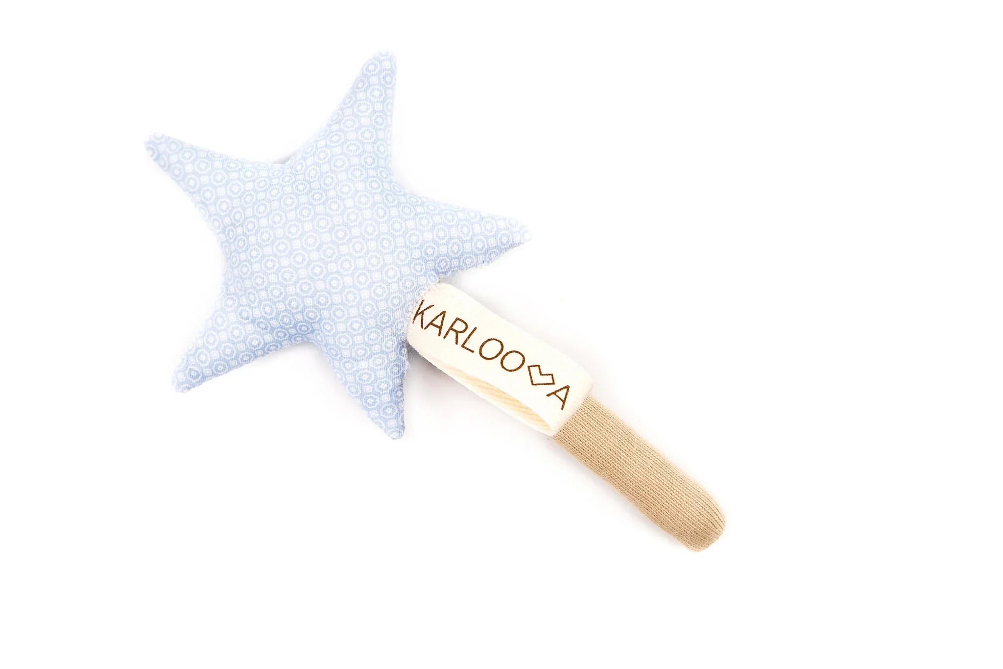 Juguete tipo varita de estrella de tela estampada en azul con mango texturizado beige y etiqueta KARLOOVA.