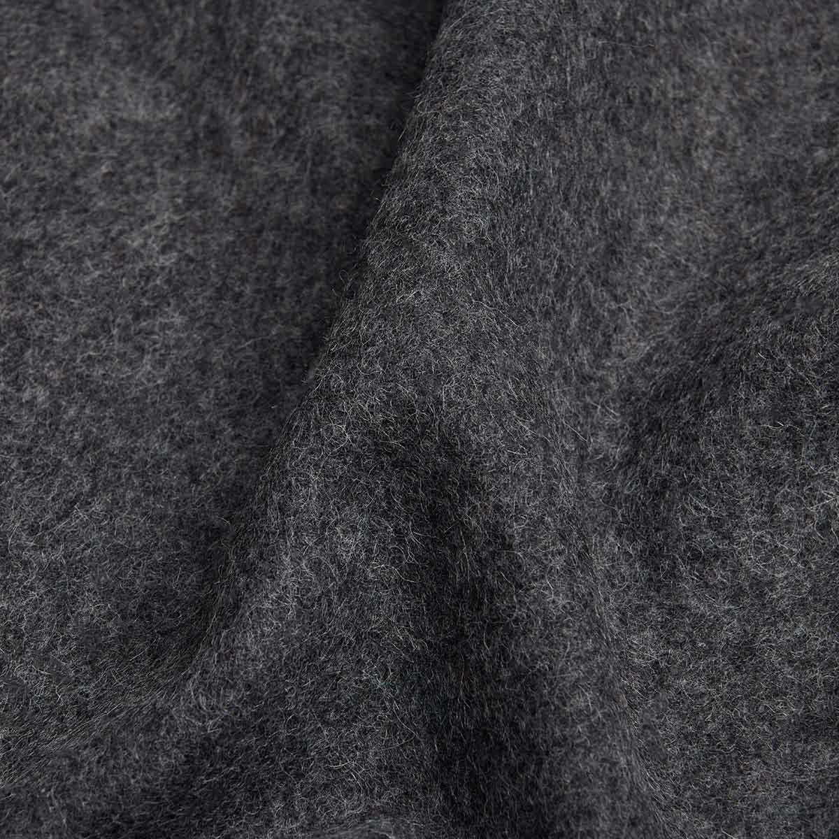 Tissu de couverture en laine ALPAKA anthracite montrant la texture naturelle de la fibre éco-responsable