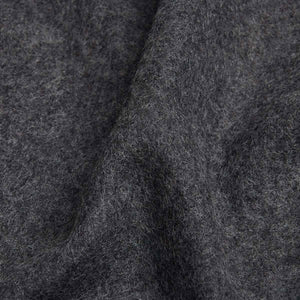 Tissu de couverture en laine ALPAKA anthracite foncé montrant la texture naturelle de la fibre éco-responsable