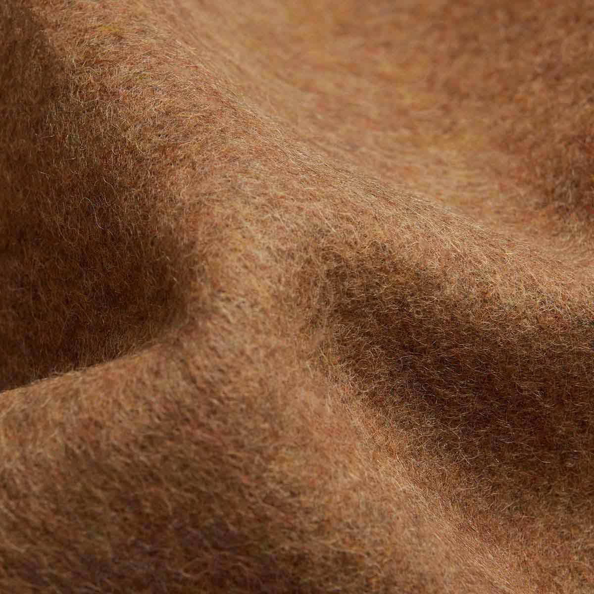 Tissu de couverture en laine ALPAKA camel foncé montrant la texture naturelle de la fibre éco-responsable
