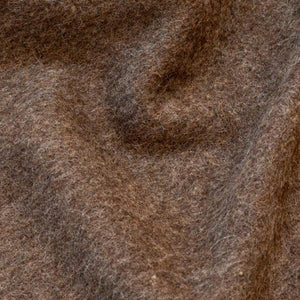 Tissu de couverture en laine ALPAKA marron montrant la texture naturelle de la fibre éco-responsable