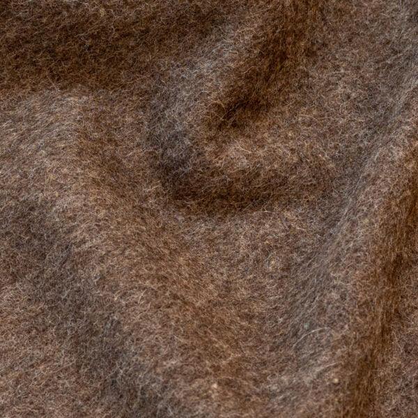 Tissu de couverture en laine ALPAKA marron montrant la texture naturelle de la fibre éco-responsable