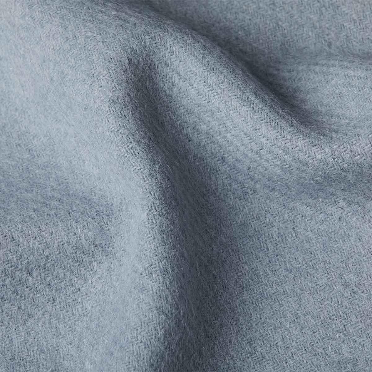 Tissu de couverture en laine ALPAKA bleu acier à motif chevrons montrant la texture naturelle de la fibre éco-responsable
