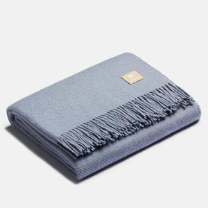 Couverture jetée en laine ALPAKA bleu acier à motif chevrons premium, texture douce et franges classiques