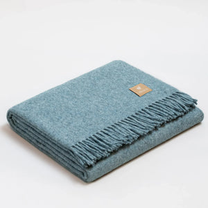 Couverture jetée en laine ALPAKA bleu clair à motif chevrons premium, texture douce et franges classiques