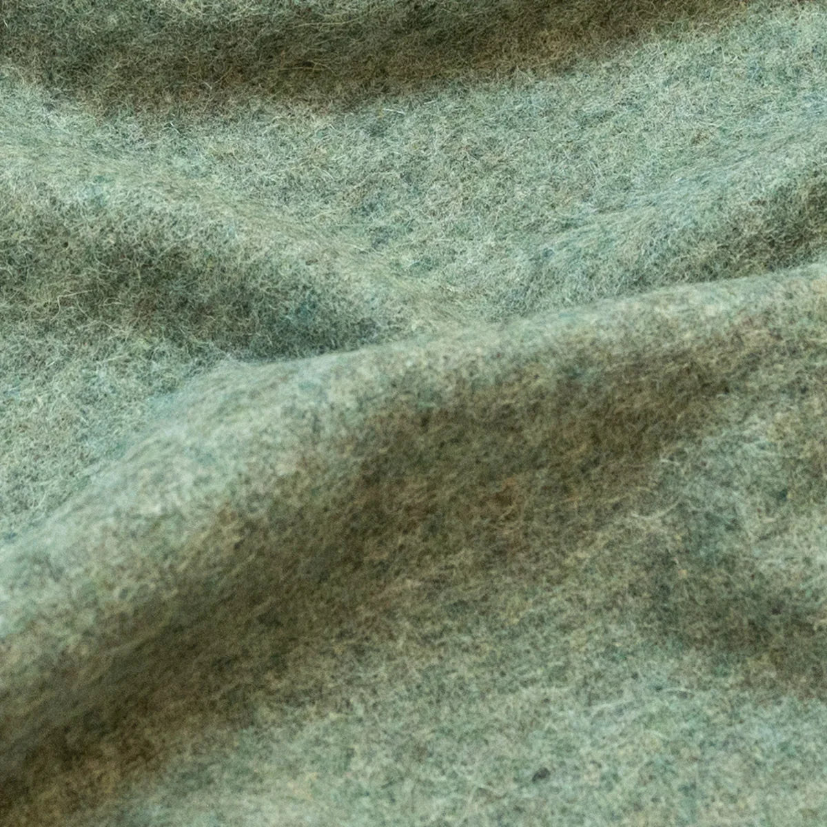 Couverture jetée en laine ALPAKA vert clair à motif chevrons premium, texture douce et franges classiques
