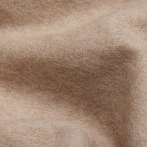 Couverture jetée en laine ALPAKA café au lait à motif chevrons premium, texture douce et franges classiques