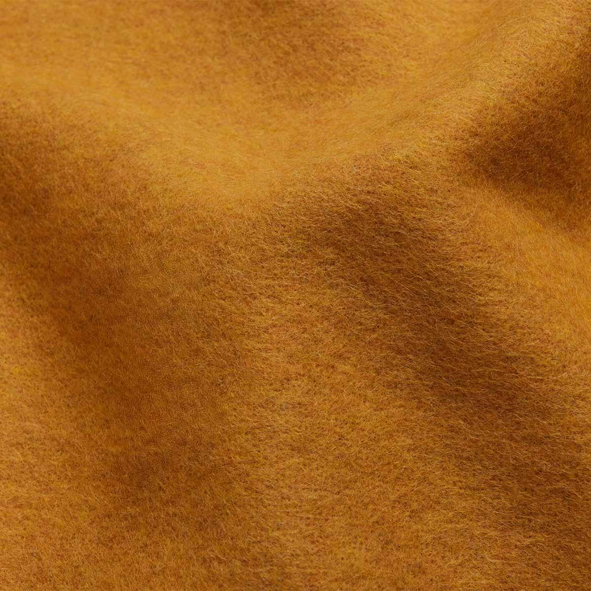 Tissu de couverture en laine ALPAKA moutarde à motif chevrons montrant la texture naturelle de la fibre éco-responsable