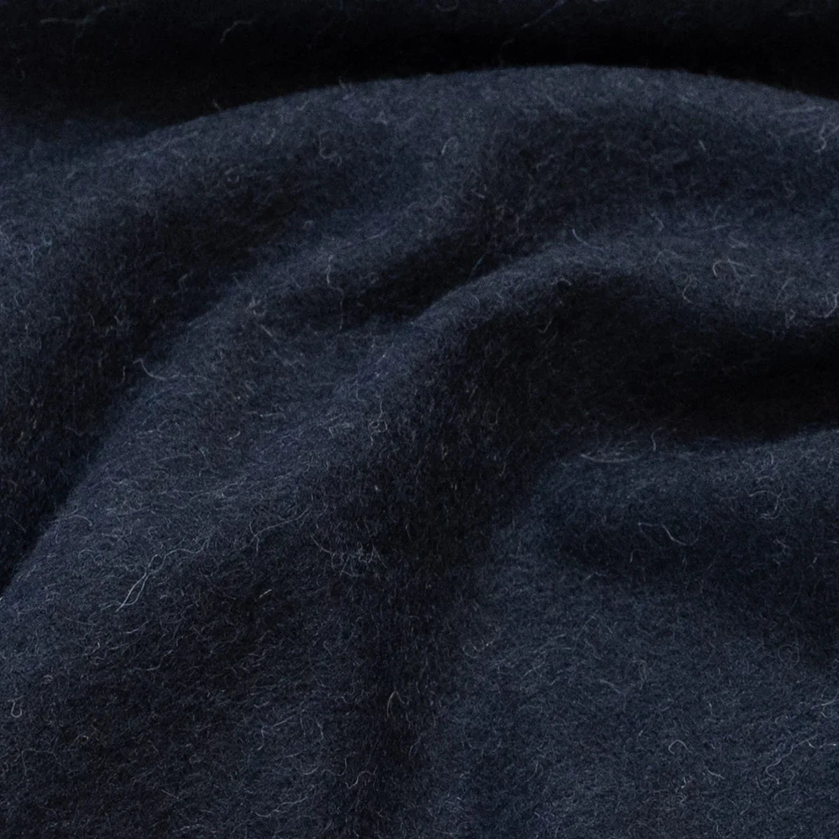 Tissu de couverture en laine ALPAKA bleu marine à motif chevrons montrant la texture naturelle de la fibre éco-responsable