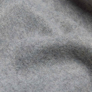 Tissu de couverture en laine ALPAKA argent à motif chevrons montrant la texture naturelle de la fibre éco-responsable