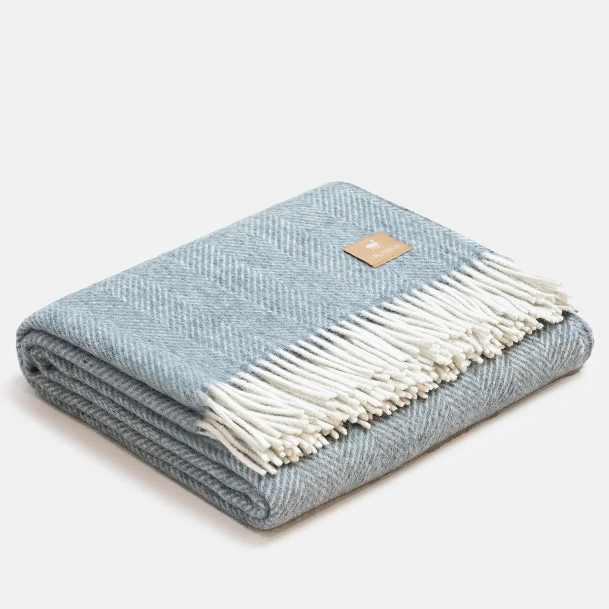 Couverture jetée en laine ALPAKA bleu clair et blanc à motif chevrons premium, motif arête de poisson et franges blanches classiques