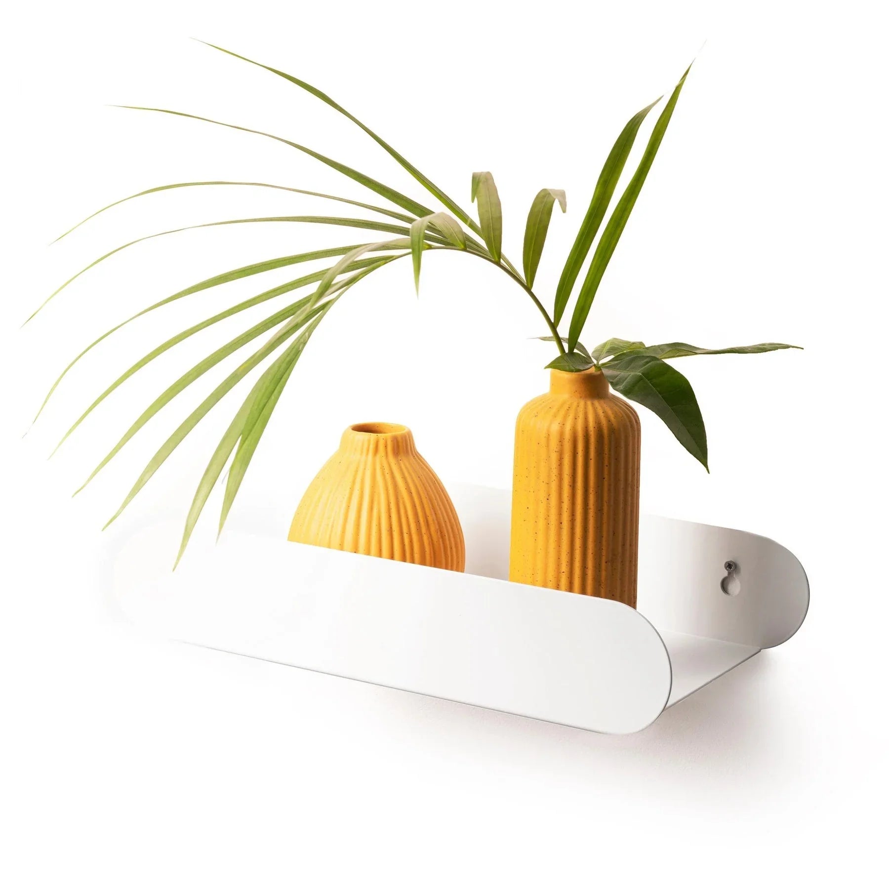 Moderna mensola da parete in metallo bianco con due vasi in ceramica gialla e foglie verdi