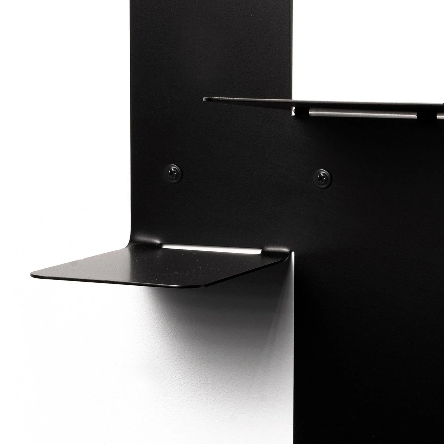 Mensola da parete in metallo nero con design moderno minimalista e finitura opaca