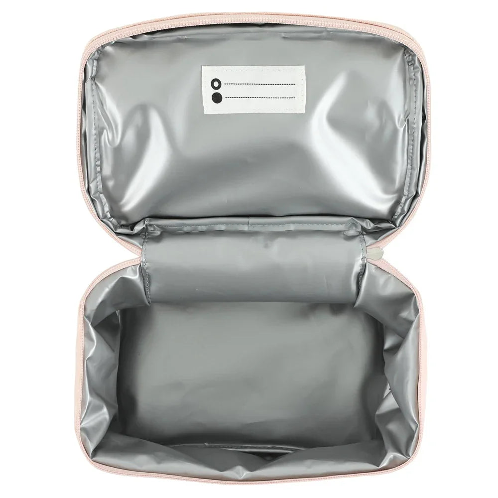 Trousse de toilette rectangulaire ouverte avec doublure imperméable argentée et étiquette nominative à l'intérieur
