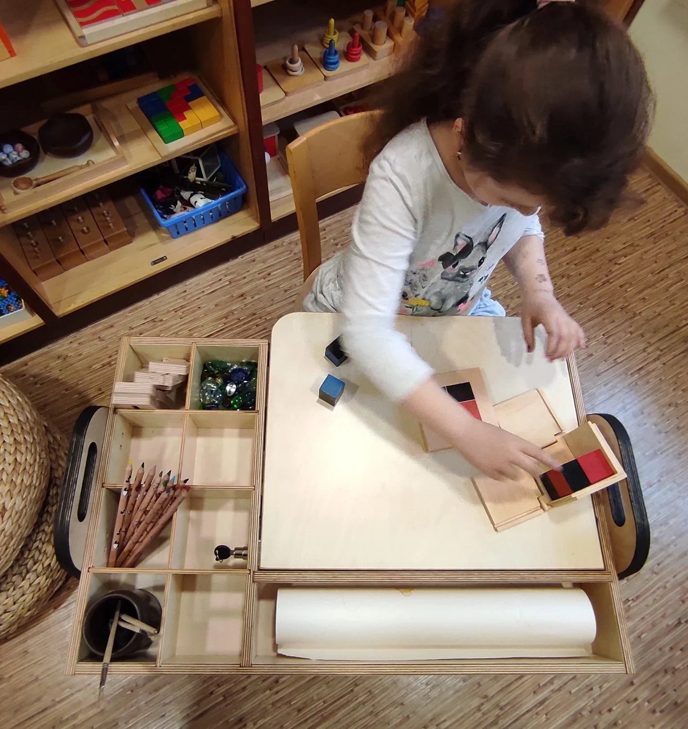 Set Montessori de mesa y silla ajustable para niños Julle - Verde menta