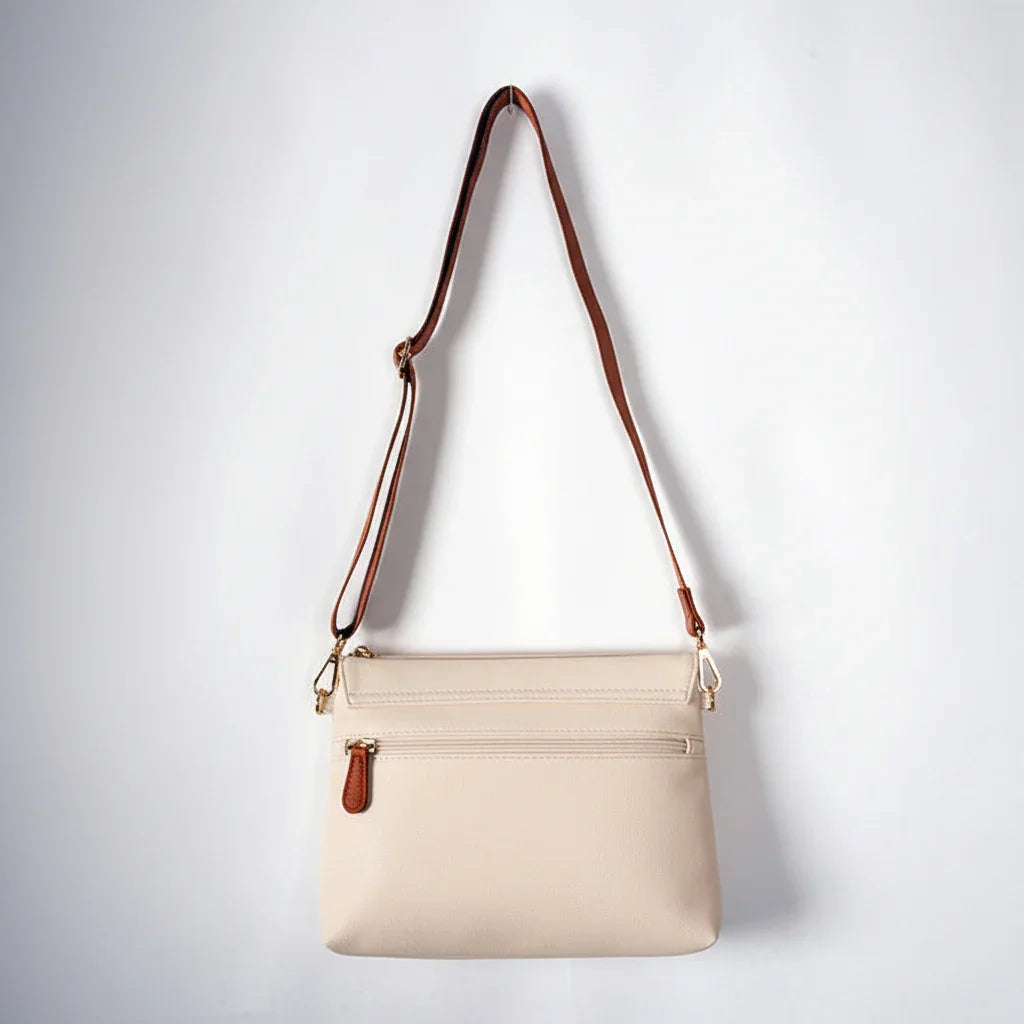 Rückansicht der hellcremefarbenen Älly Cappuccino Handtasche für Babyzubehör mit Außen-Reißverschlusstasche und braunem Umhängegurt.