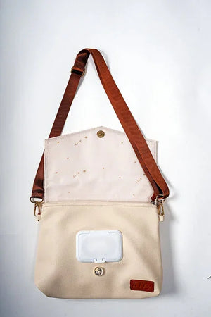 Innenansicht der offenen Älly Cappuccino Handtasche mit speziellem Fach für Feuchttücher und Organisationsfächern.