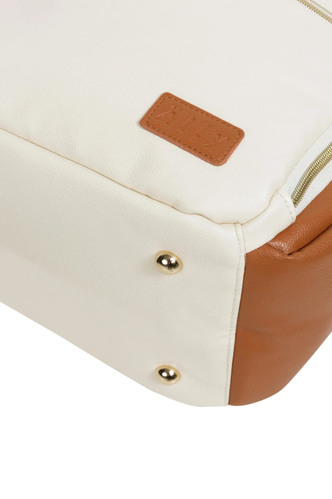 Dettaglio dello zaino fasciatoio Cappuccino Ally Scandic con piedini protettivi dorati in metallo e patch con logo impresso.