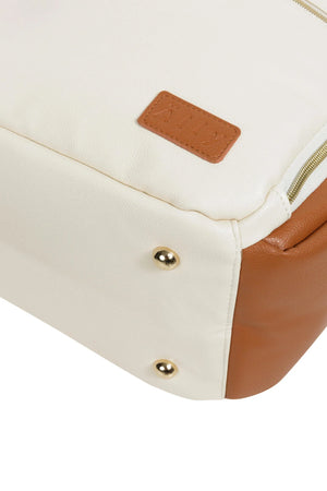 Dettaglio dello zaino fasciatoio Cappuccino Ally Scandic con piedini protettivi dorati in metallo e patch con logo impresso.