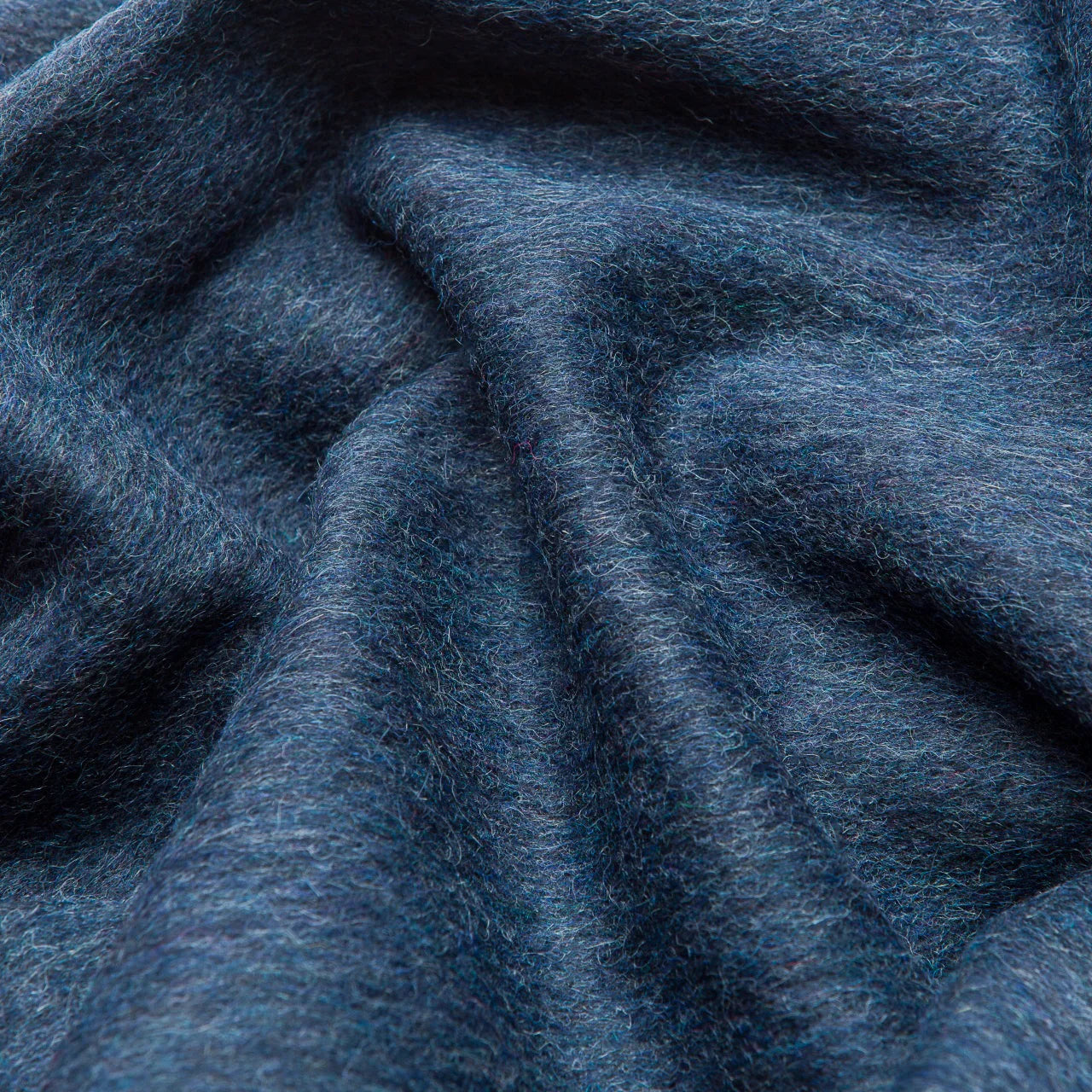 Tissu de couverture en laine ALPAKA bleu marine montrant la texture naturelle de la fibre éco-responsable