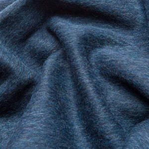 Tissu de couverture en laine ALPAKA bleu marine montrant la texture naturelle de la fibre éco-responsable