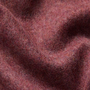 Tissu de couverture en laine ALPAKA bordeaux montrant la texture naturelle de la fibre éco-responsable