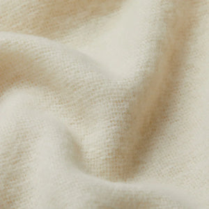 Tissu de couverture en laine ALPAKA ivoire montrant la texture naturelle de la fibre éco-responsable