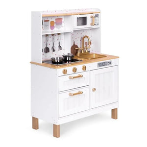 Photo studio propre de la cuisine interactive Angelove, montrant les meubles en bois blanc, le plan de travail en bois naturel, les poignées dorées et les casseroles en métal sur les plaques.