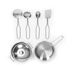 Vue de dessus des accessoires de cuisine jouets en métal premium inclus avec la cuisine interactive Angelove : casserole avec couvercle, poêle, écumoire, louche, pince et spatule.
