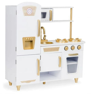 Vue de face complète de l'élégante grande cuisine jouet en bois Angelove blanche avec touches dorées, incluant réfrigérateur, four interactif, micro-ondes et plaques de cuisson.
