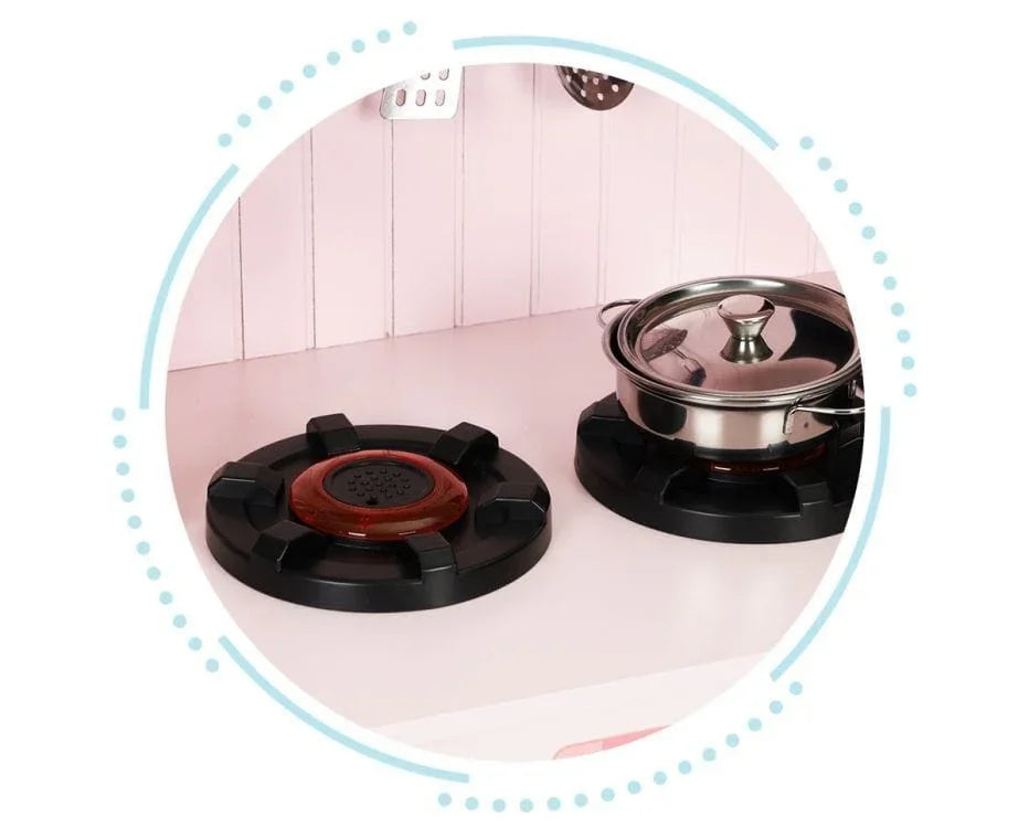 Rosa Herdplatten mit schwarzen Details und Spielzeug-Topf aus Metall