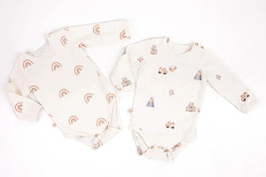 Set de deux bodys crème pour bébé avec motifs arc-en-ciel et jouets, manches longues, coton
