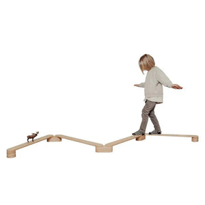 Set de cuatro vigas de equilibrio de madera natural para niños, niño haciendo equilibrio, diseño minimalista