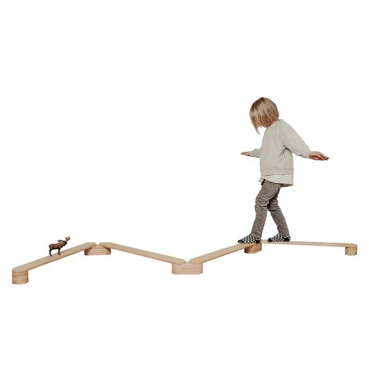 Set di quattro travi di equilibrio in legno naturale per bambini, bambino in equilibrio, design minimalista