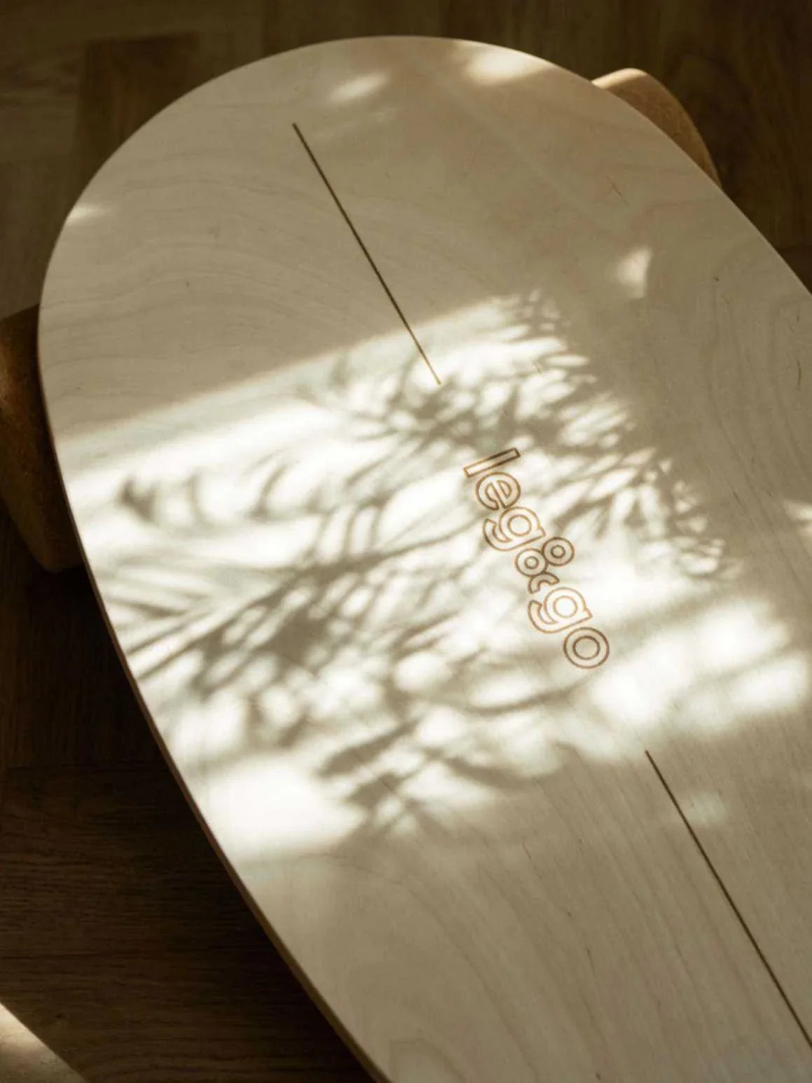 Tabla de equilibrio de madera con rodillo de ejercicio redondeado, acabado natural claro, entorno interior