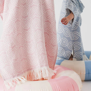 Ponchos de bain en bambou pour enfants, rose et bleu avec motif tourbillon blanc et bordure à franges