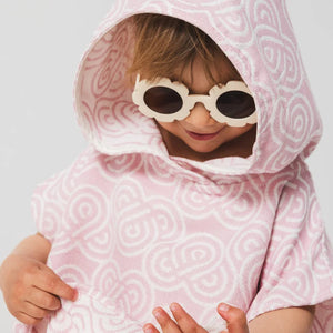 Poncho de bain enfant en bambou vieux rose avec motif géométrique blanc et capuche